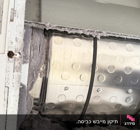 תוף מכונת כביסה עם אבק ולכלוך